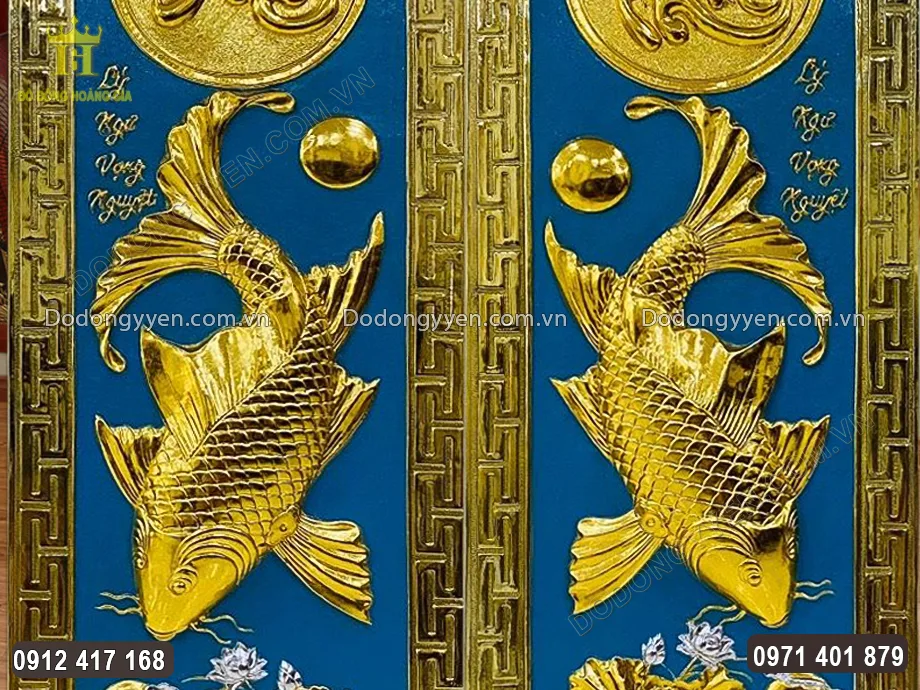 H&igrave;nh ảnh đ&ocirc;i c&aacute; ch&eacute;p được chạm th&uacute;c nổi sinh động, sắc n&eacute;t ở trung t&acirc;m bức tranh